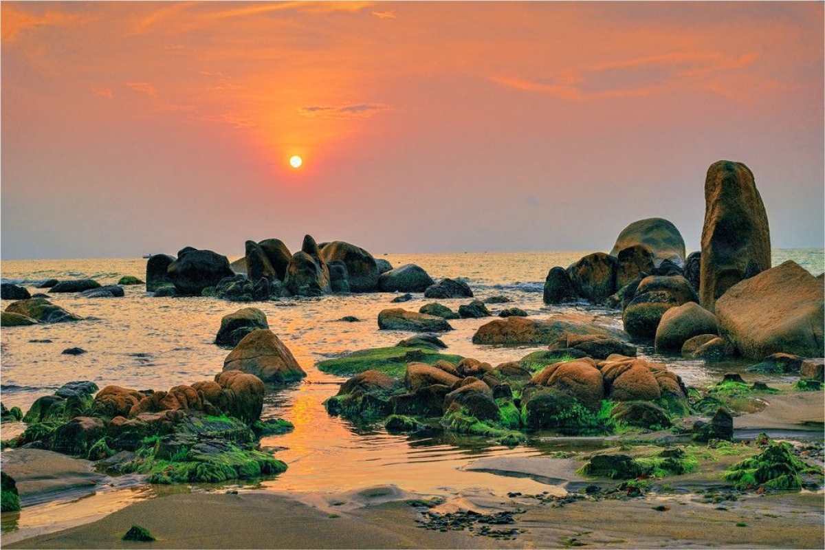 Bãi biển Cổ Thạch, xã Bình Thạnh, huyện Tuy Phong, tỉnh Bình Thuận không chỉ thu hút du khách bởi vẻ đẹp mà còn là đề tài để các nhiếp ảnh gia trong và ngoài nước sáng tác