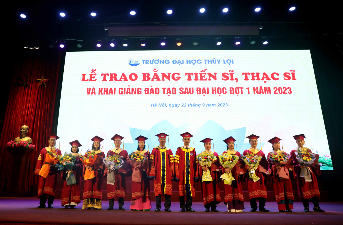 Trường Đại học Thủy lợi trao bằng cho 10 tân Tiến sĩ