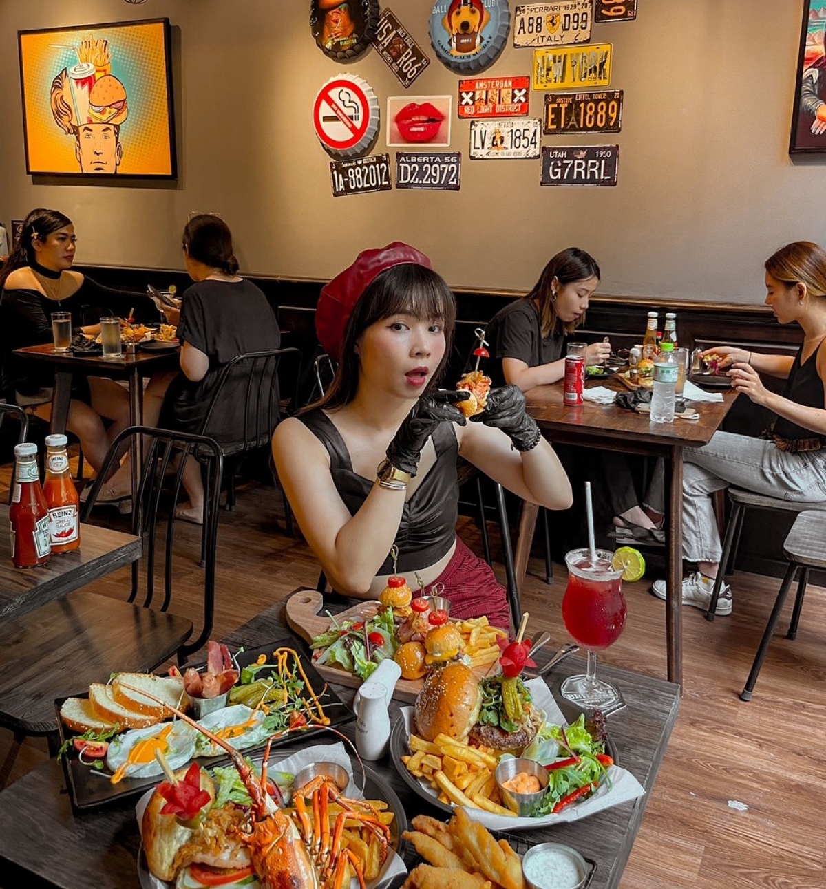 Nếu mình bất chấp để review, người thiệt đầu tiên là mình, để lại một danh tiếng xấu cho mình, thứ hai chính là danh tiếng của quán