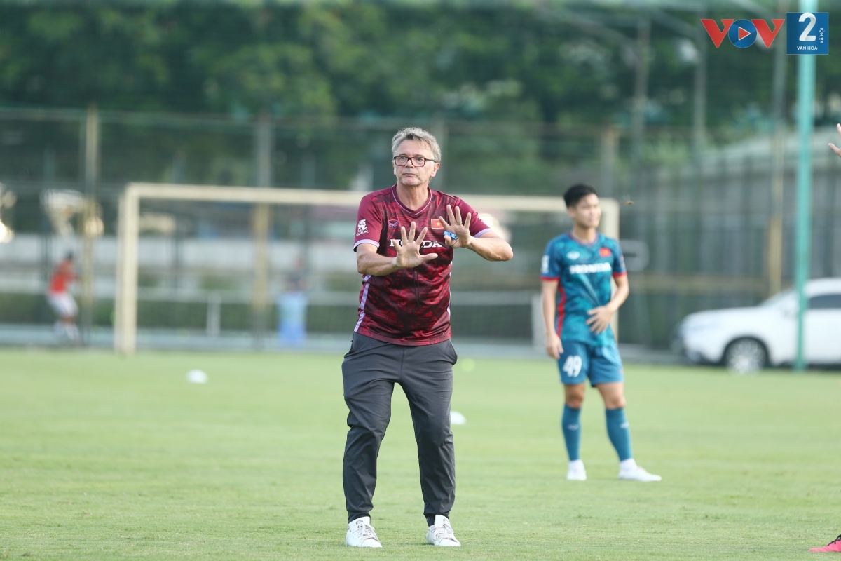 HLV Troussier đặt ra những yêu cầu khắt khe cho các học trò