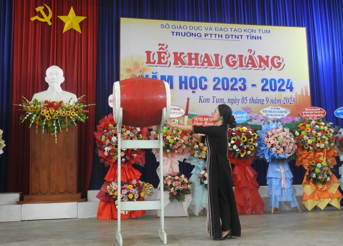 Bà Nghe Minh Hồng, Phó Chủ tịch HĐND tỉnh Kon Tum đánh trống khai giảng năm học mới tại Trường PTTH Dân tộc Nội trú tỉnh Kon Tum.