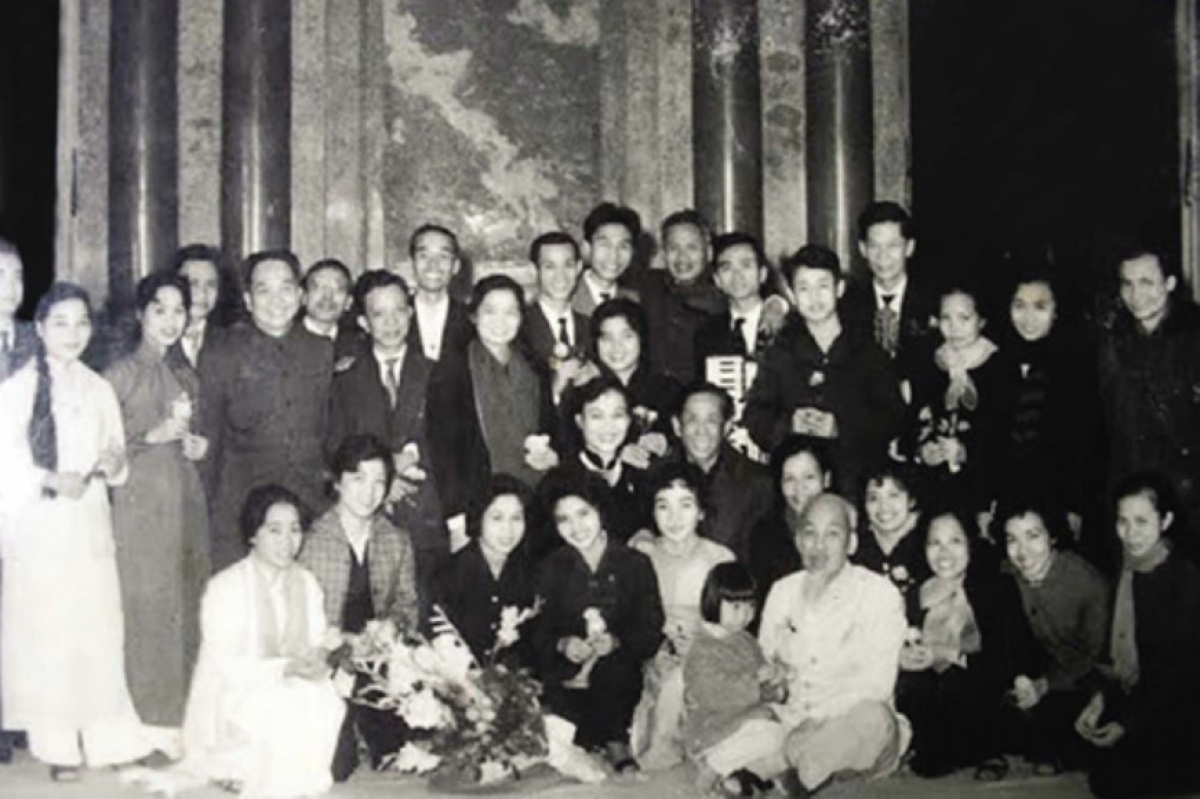 Bác Hồ với cán bộ, phóng viên, nghệ sĩ Đài Tiếng nói Việt Nam năm 1967 (Ảnh tư liệu)