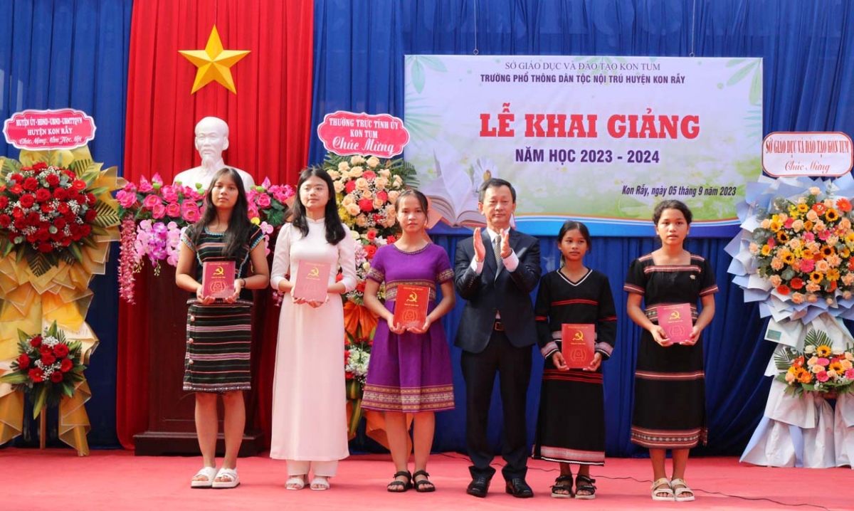 Ông Dương Văn Trang, Ủy viên Trung ương Đảng, Bí thư Tỉnh ủy, Chủ tịch HĐND tỉnh Kon Tum tặng học bổng cho học sinh Trường PTDTNT huyện Kon Rẫy vượt khó học giỏi