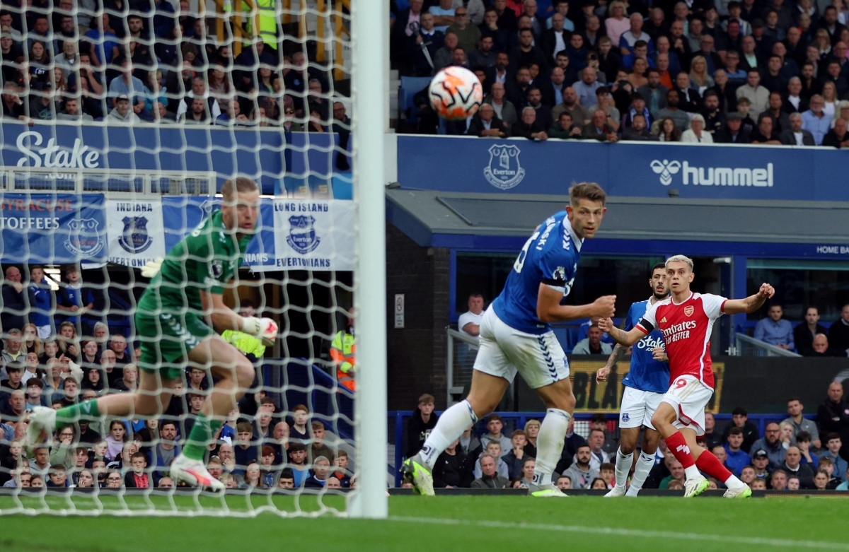 Trossard ghi bàn duy nhất giúp Arsenal thắng Everton 1-0. (Ảnh: Reuters)