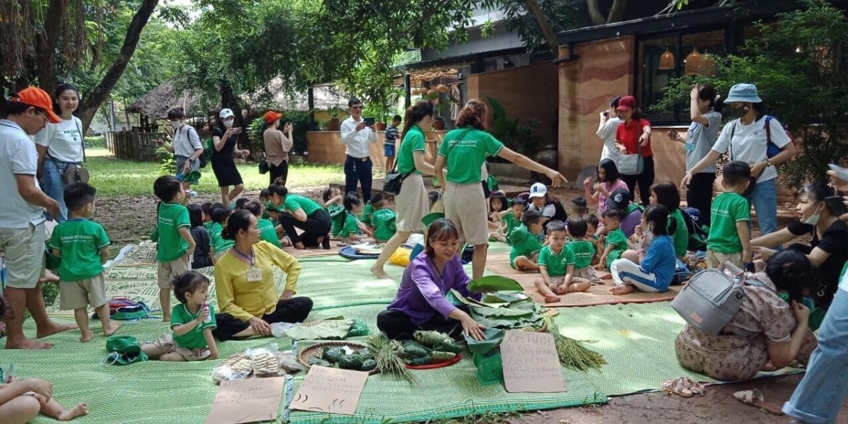 Các em nhỏ tham gia hoạt động làm cốm tại bảo tàng. Ảnh: BTDTHVN