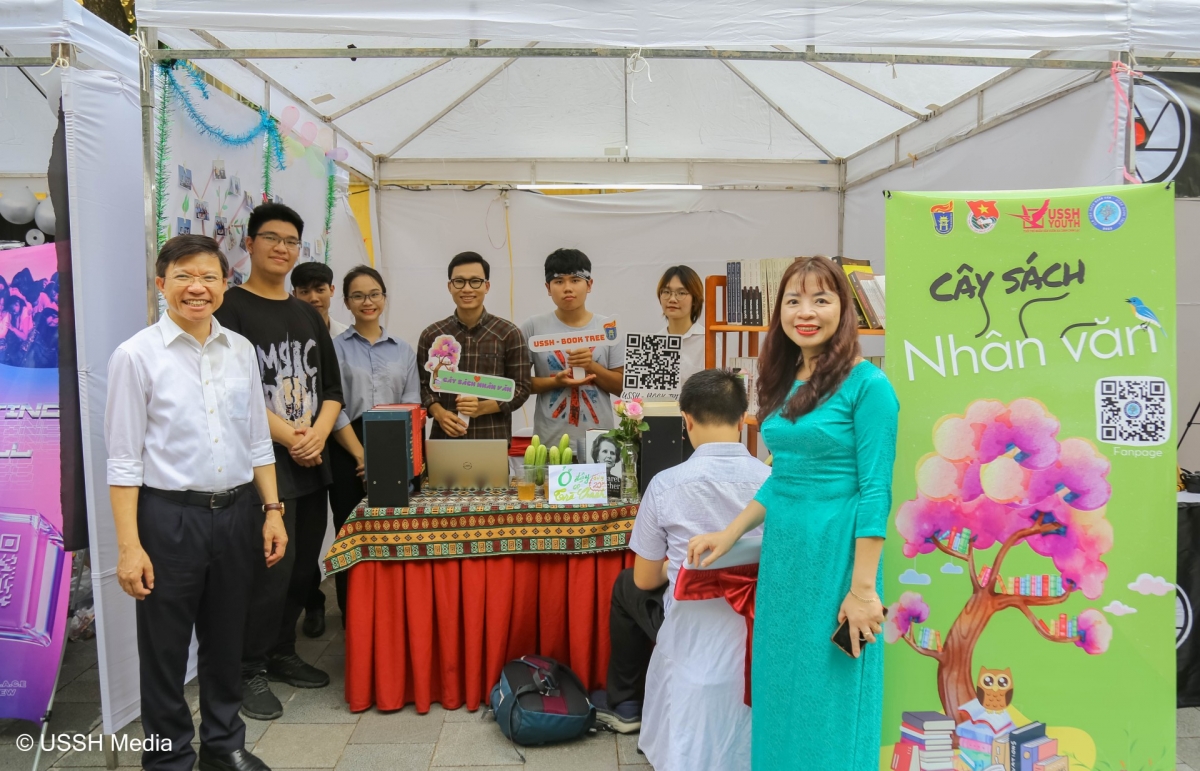 Thầy Hiệu trưởng Hoàng Anh Tuấn cùng các thầy cô tới tham quan gian trại của các CLB trong Ngày hội Câu lạc bộ Nhân văn