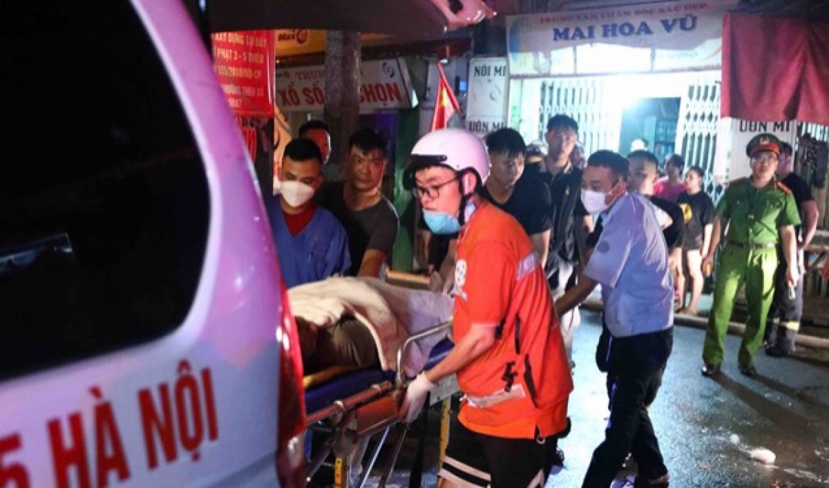 Nhóm có mặt kịp thời đưa người bị nạn đi cấp cứu