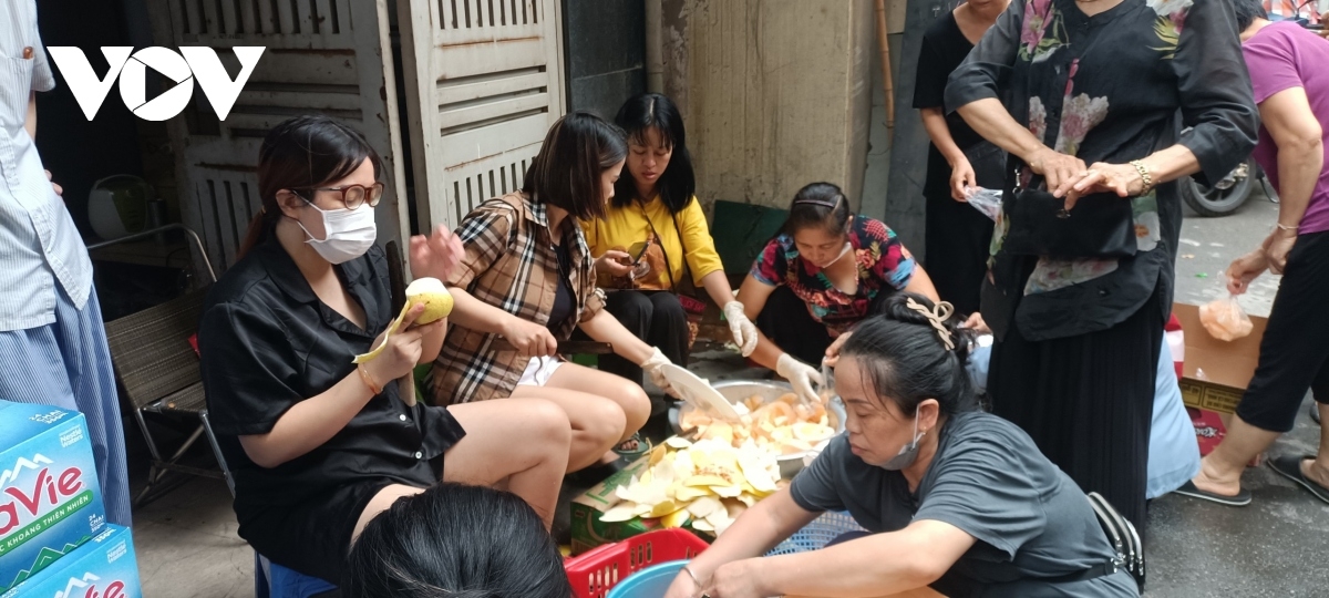 Tình người trong hoạn nạn