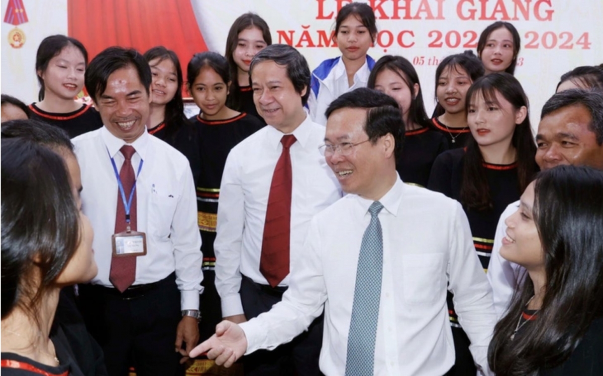 Chủ tịch nước Võ Văn Thưởng và Bộ trưởng Bộ Giáo dục đào tạo Nguyễn Kim Sơn dự lễ Khai giảng  cùng thầy trò Trường PTDT nội trú tỉnh Gia Lai (ảnh TTXVN) 