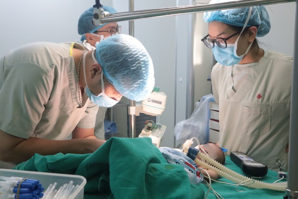 Ca phẫu thuật đặt máy tạo nhịp cho bé Minh Anh đã thành công