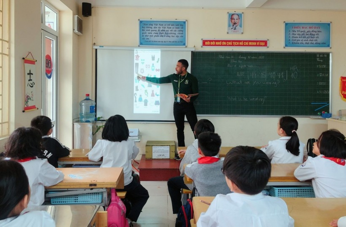 Hiện nay nhiều trường liên kết với các công ty/trung tâm bên ngoài để dạy các tiếng Anh, Kỹ năng sống, STEM, Nghệ thuật... (Ảnh minh họa, nguồn: suckhoedoisong.vn)