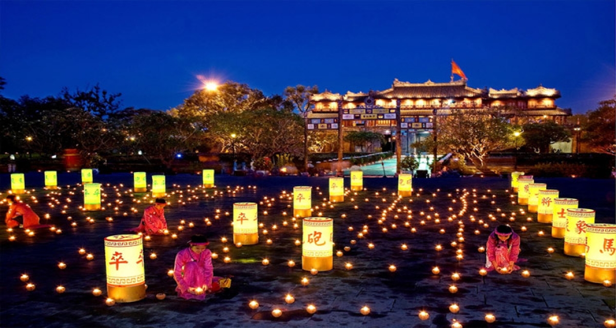 Đèn lồng trong Đại Nội Huế