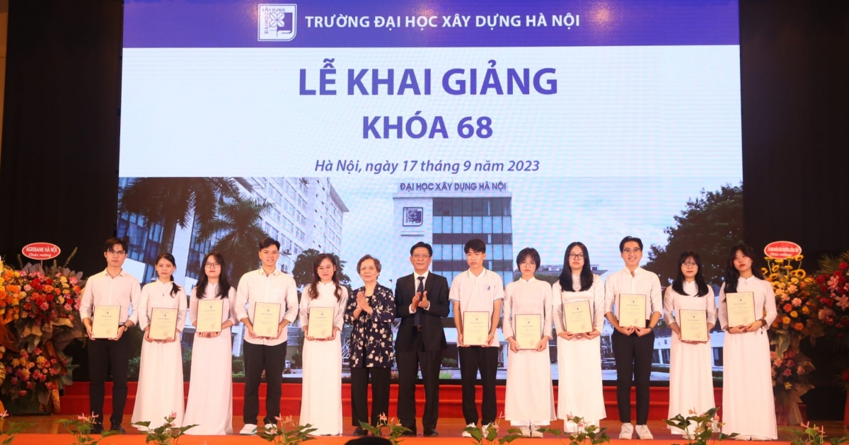 25 sinh viên có thành tích xuất sắc được nhận học bổng Đỗ Quốc Sam 