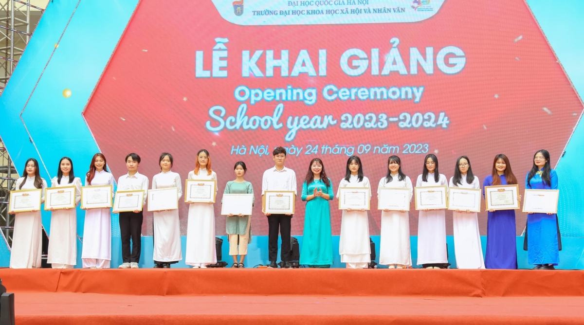 PGS.TS. Đặng Thị Thu Hương - Phó Hiệu trưởng Nhà trường trao giấy khen và phần thưởng cho các em sinh viên có thành tích xuất sắc trong học tập và các hoạt động