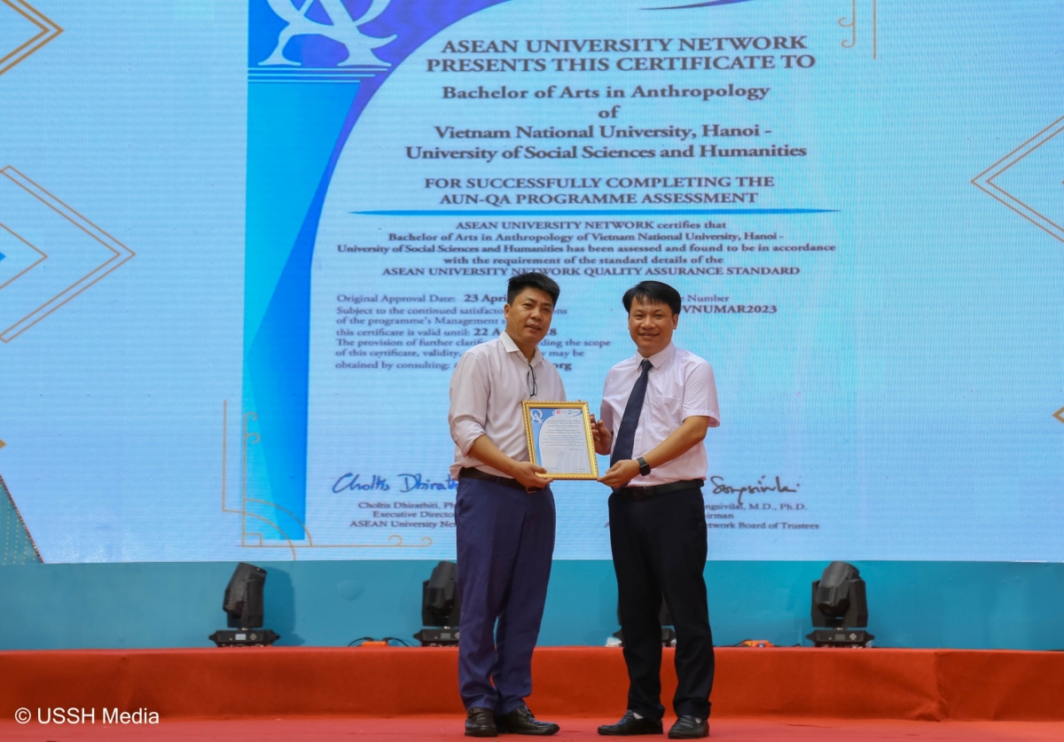 TS. Nghiêm Xuân Huy - Viện trưởng Viện Đảm bảo chất lượng giáo dục, ĐHQGHN trao Giấy chứng nhận Chất lượng Giáo dục AUN dành cho ngành Nhân học của Trường ĐH KHXH&NV (ĐHQGHN)