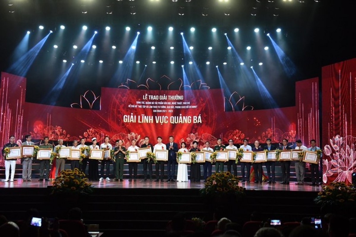 Các tập thể cá nhân được khen thưởng thành tích trong hoạt động quảng bá.