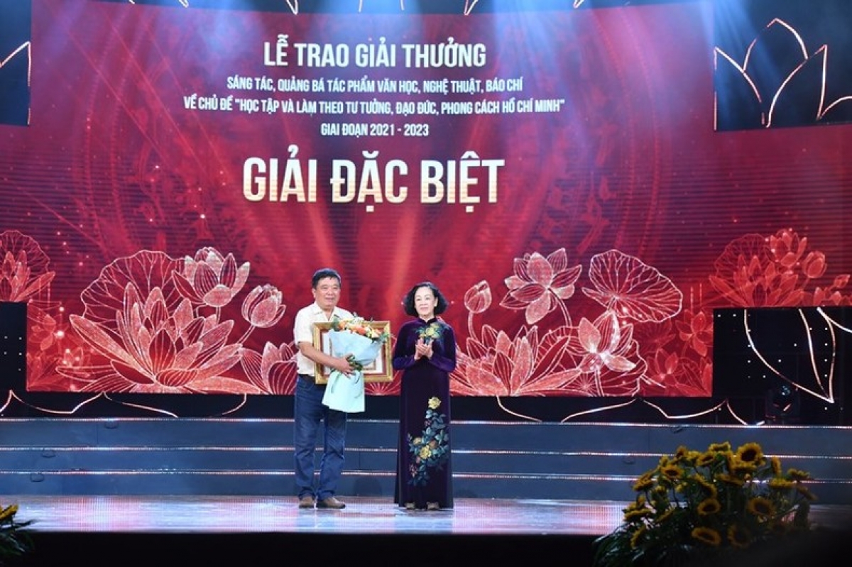 Đồng Trương Thị Mai, Ủy viên Bộ Chính trị, Thường trực Ban Bí thư, Trưởng Ban Tổ chức Trung ương trao giải đặc biệt cho đại diện Nhóm tác giả Bức tranh Panorama Chiến thắng lịch sử Điện Biên Phủ.
