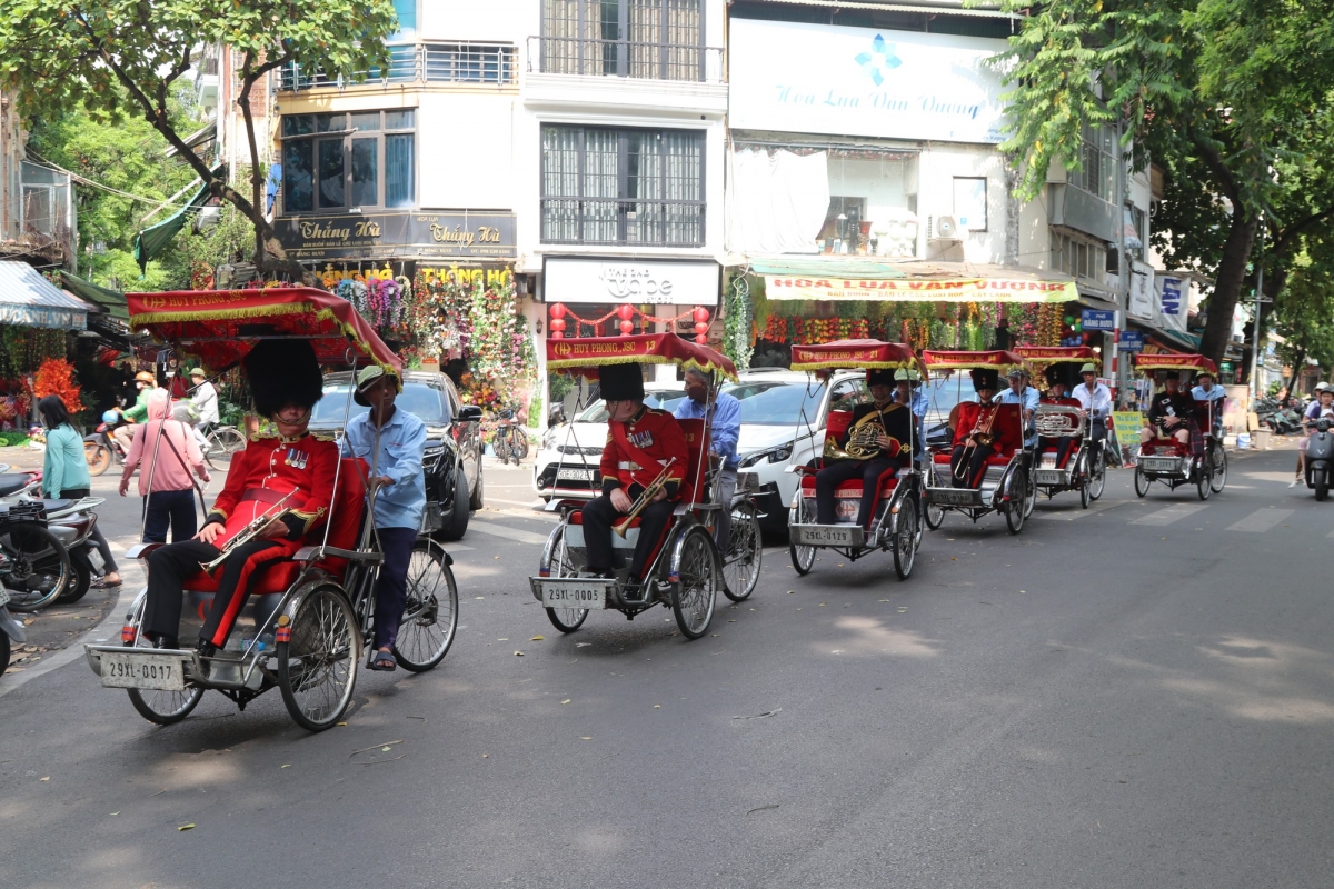 Ban nhạc mang các giai điệu "lượn" một vòng Phố cổ
 