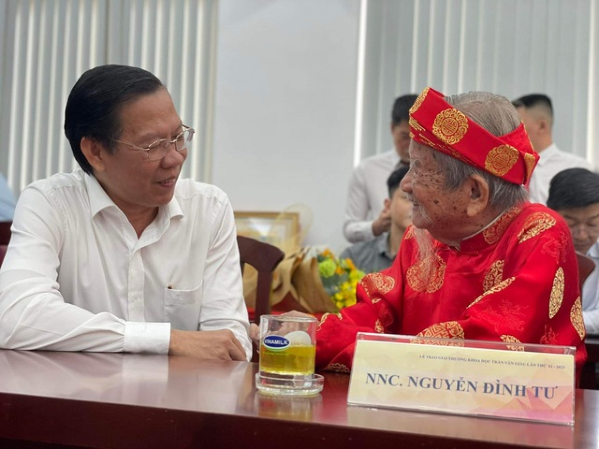 Ông Phan Văn Mãi, Chủ tịch UBND TP.HCM trò chuyện thân mật cùng Nhà nghiên cứu Nguyễn Đình Tư.
