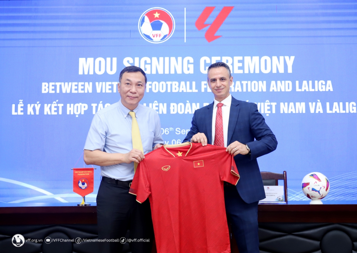 Chủ tịch LĐBĐVN Trần Quốc Tuấn và đại diện Laliga trao áo lưu niệm