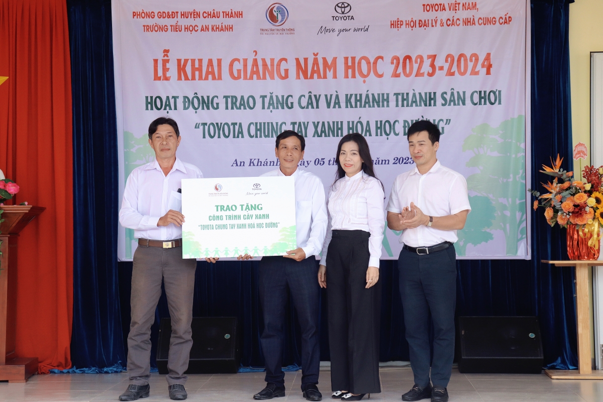 Bà Hoàng Thị Như Quỳnh – Trưởng Ban Thương hiệu, Truyền thông, Trách nhiệm xã hội & Lexus Công ty ô tô Toyota Việt Nam trao quà cho đại diện chính quyền địa phương