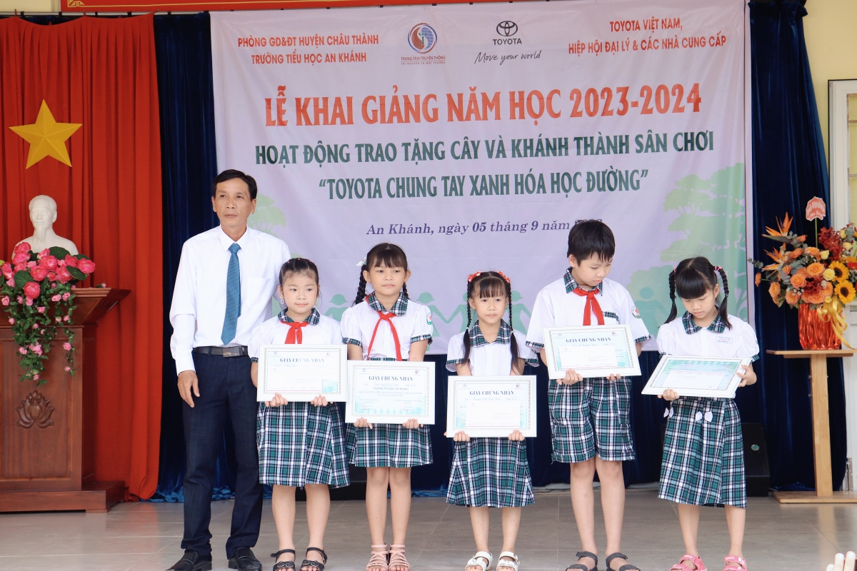 Trao tặng giấy chứng nhận cho các cá nhân tập thể đạt giải cuộc thi “Tái chế đồ dùng cũ”