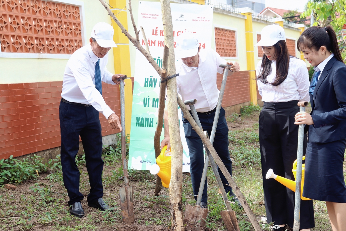 Các đại biểu tham gia trồng cây xanh