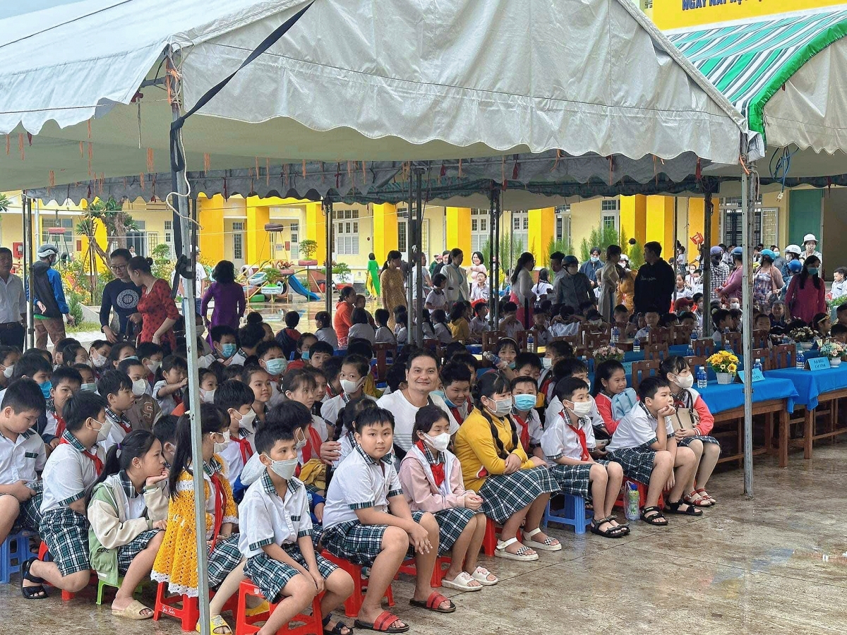 Đại biểu và các em học sinh tham dự chương trình