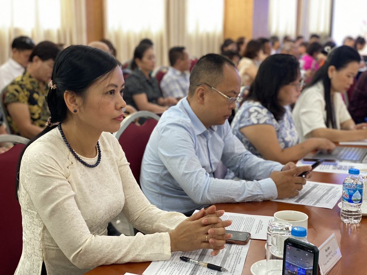 Gần 80 đại biểu là đại diện các bộ, ban, ngành, cơ quan Trung ương và các địa phương có đông người Việt Nam ở nước ngoài, đại diện bà con kiều bào ở nhiều quốc gia.