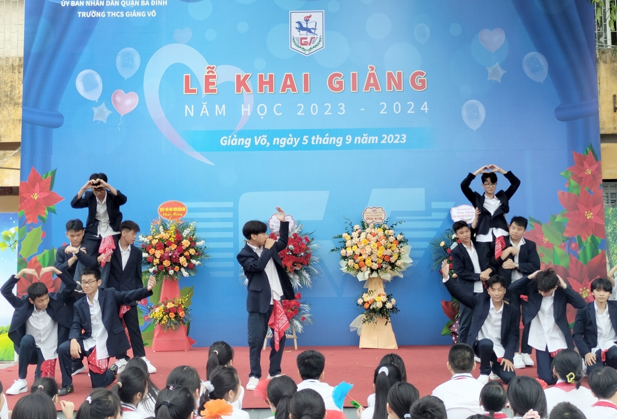 Học sinh trường THCS Giảng Võ biểu diễn văn nghệ trong Lễ khai giảng