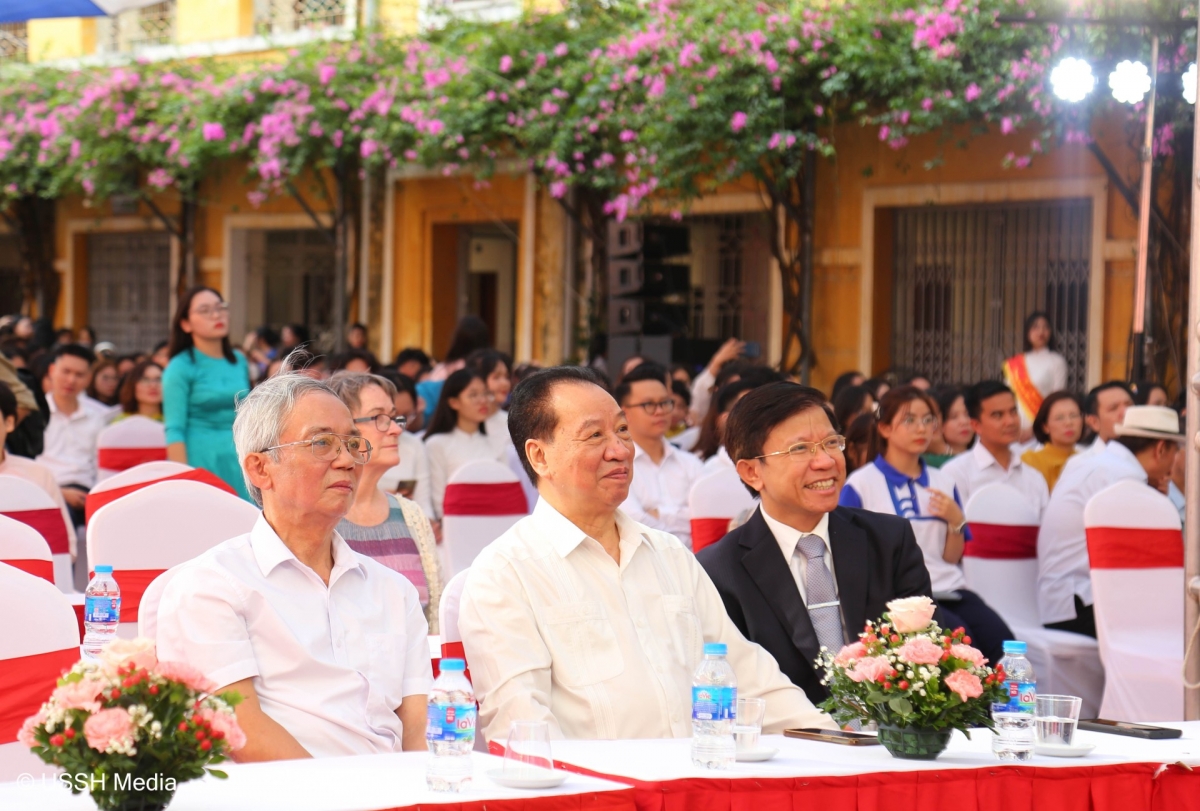 GS.TS. Phùng Hữu Phú, Chủ tịch Hội đồng Khoa học và Đào tạo, nguyên Uỷ viên Trung ương Đảng, nguyên Phó Trưởng ban Tuyên giáo Trung ương, nguyên Hiệu trưởng đầu tiên của Trường ĐH KHXH&NV (người ngồi giữa)