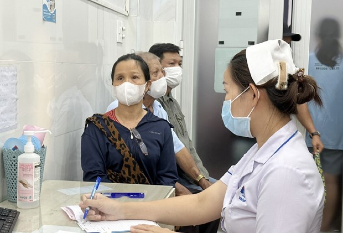 Người dân xếp hàng chờ khám bệnh đau mắt đỏ 