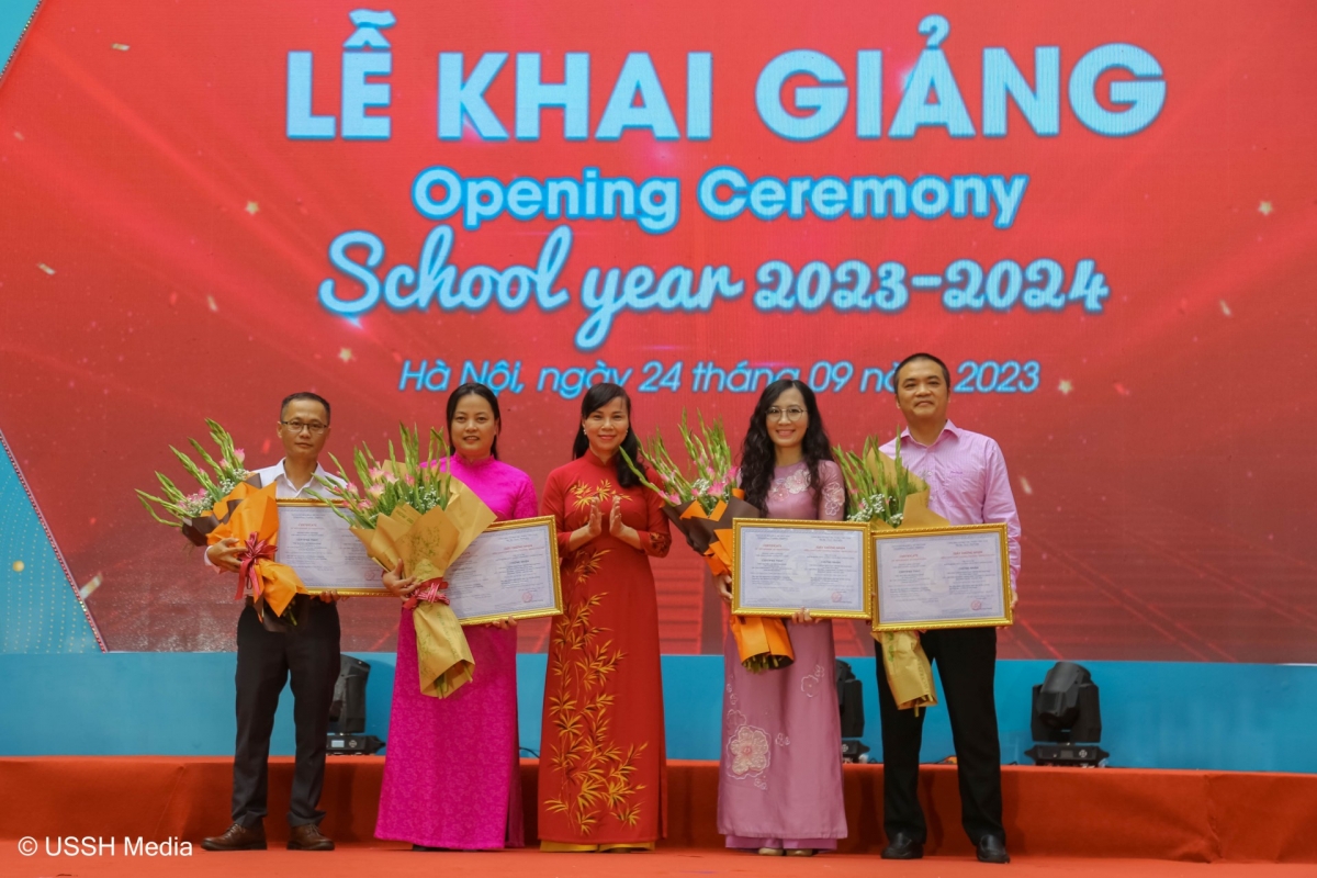 TS. Nguyễn Thị Kim Phụng, Giám đốc Trung tâm Kiểm định chất lượng Thăng Long trao Giấy chứng nhận kiểm định chất lượng CTĐT trình độ Đại học cho 4 ngành học của VNU-USSH