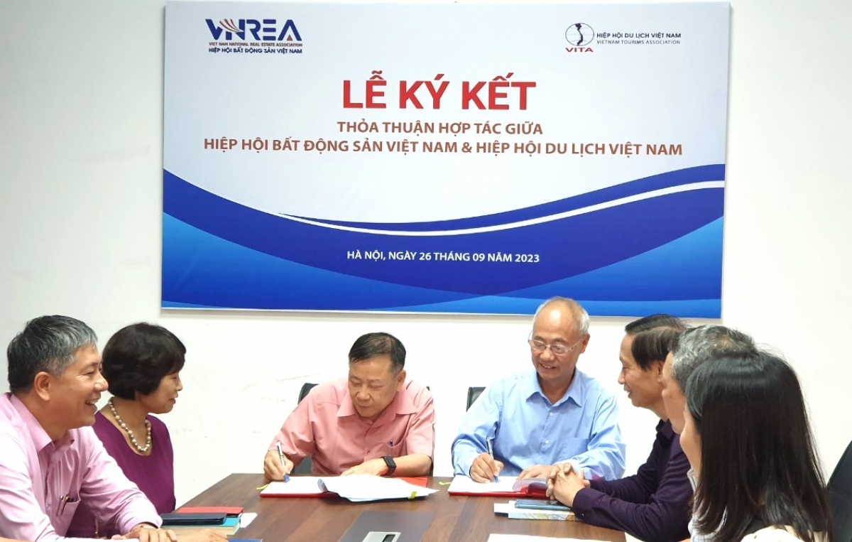 Chủ tịch hai Hiệp hội Du lịch Việt Nam và Bất động sản Việt Nam ký thỏa thuận hợp tác kéo dài 5 năm