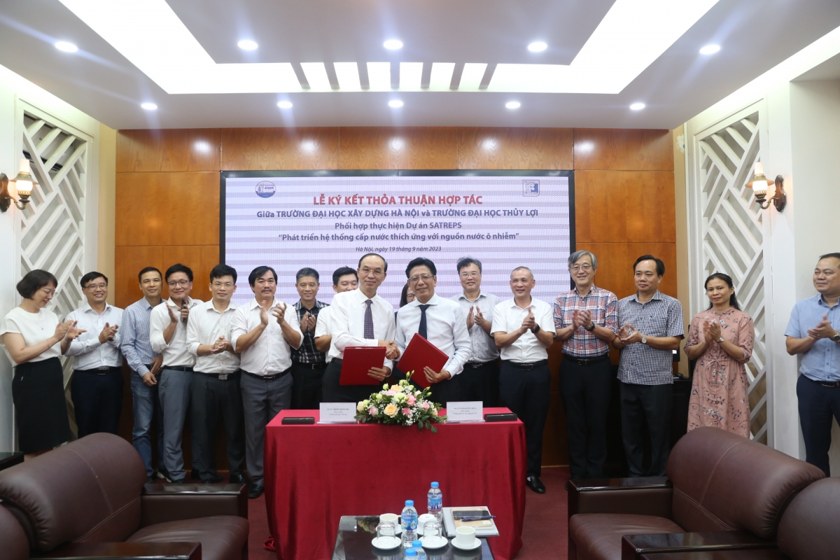 GS.TS Trịnh Minh Thụ (ảnh trái) Hiệu trưởng trường ĐH Thủy lợi và PGSTS Phạm Duy Hòa (ảnh phải) Hiệu trưởng Trường ĐH Xây dựng Hà Nội ký biên bản thỏa thuận hợp tác