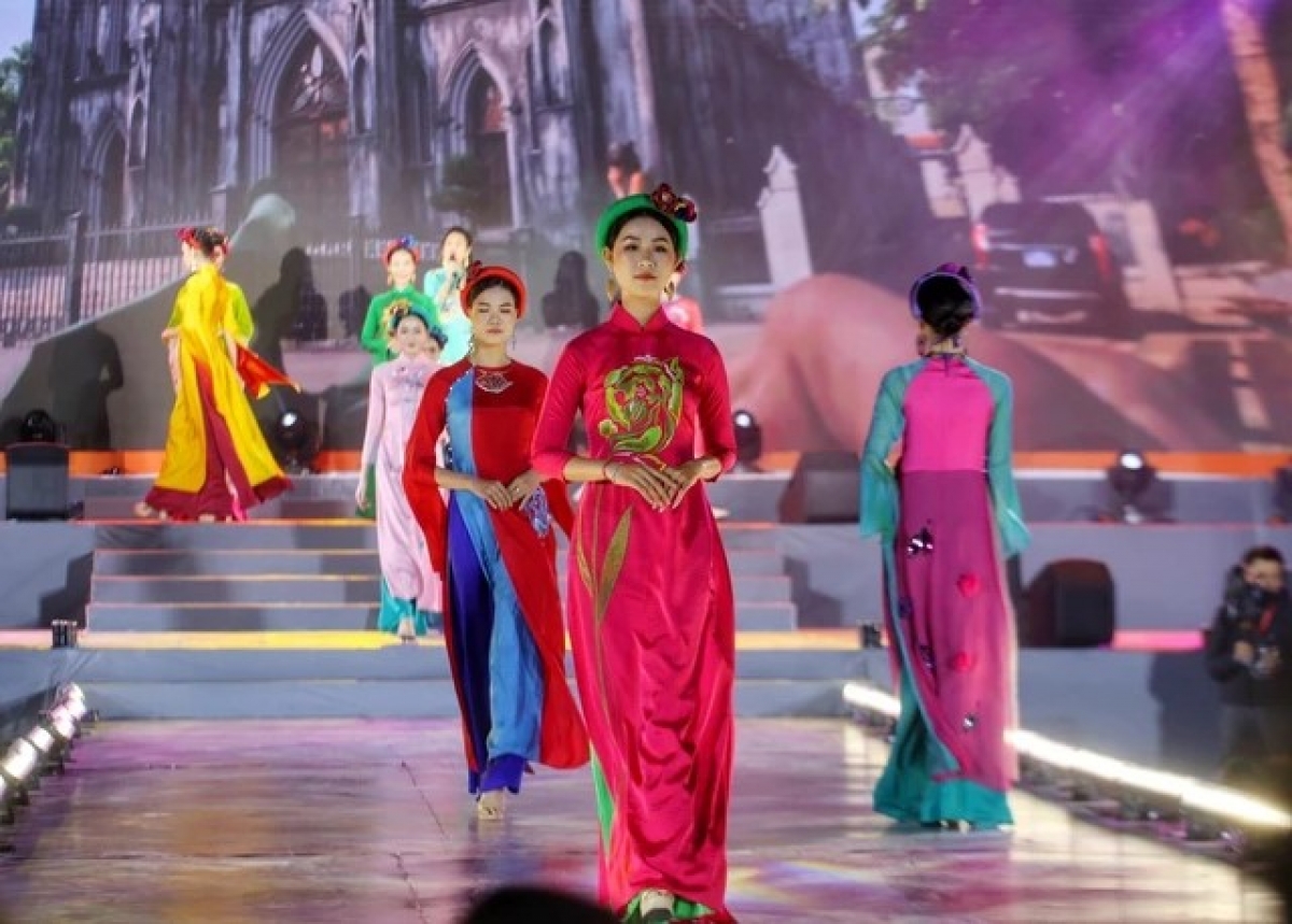 Các mẫu áo dài trong bộ sưu tập "Mùa hoa Hà Nội" trình diễn tại Lễ hội năm 2022