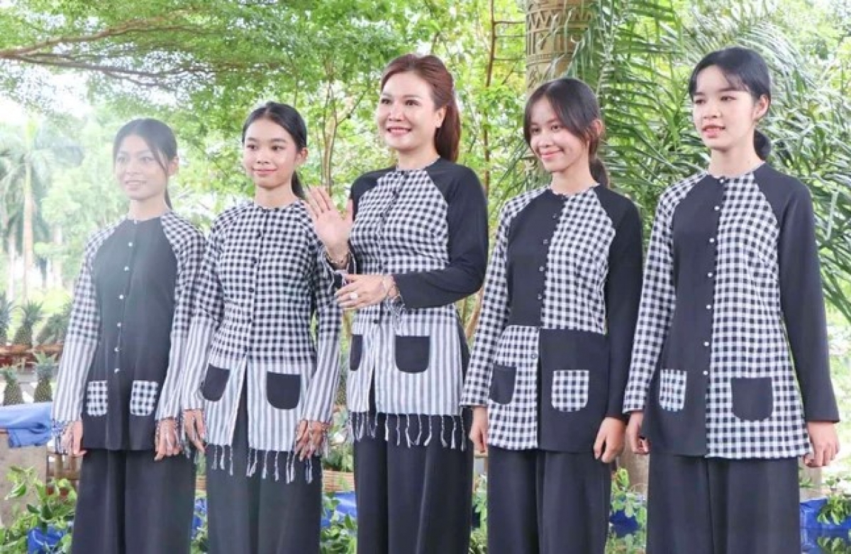 Trình diễn Áo bà ba tại buổi họp báo Festival Áo Bà Ba Hậu Giang 2023