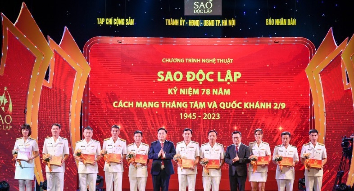 Đồng chí Lê Quốc Minh, UVTW Đảng, Phó Trưởng Ban Tuyên giáo TW, Tổng Biên tập Báo Nhân Dân, Chủ tịch Hội Nhà báo VN cùng đồng chí Phạm Minh Tuấn, Phó TBT phụ trách Tạp chí Cộng sản, Chủ tịch Hội Xuất bản VN tặng quà cho các chiến sĩ hải quân tiêu biểu đã có nhiều cống hiến trong sự nghiệp bảo vệ chủ quyền biển, đảo thiêng liêng của Tổ quốc.
