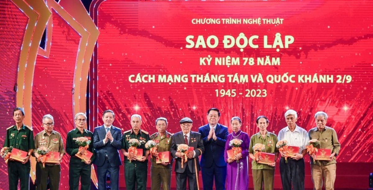 Đồng chí Nguyễn Trọng Nghĩa, Bí thư TW Đảng, Trưởng Ban Tuyên giáo TW và đồng chí Lương Quốc Đoàn, UVTW Đảng, Chủ tịch Hội Nông dân VN tặng quà cho các đại biểu người có công với cách mạng đến từ tỉnh Tuyên Quang và Thủ đô Hà Nội