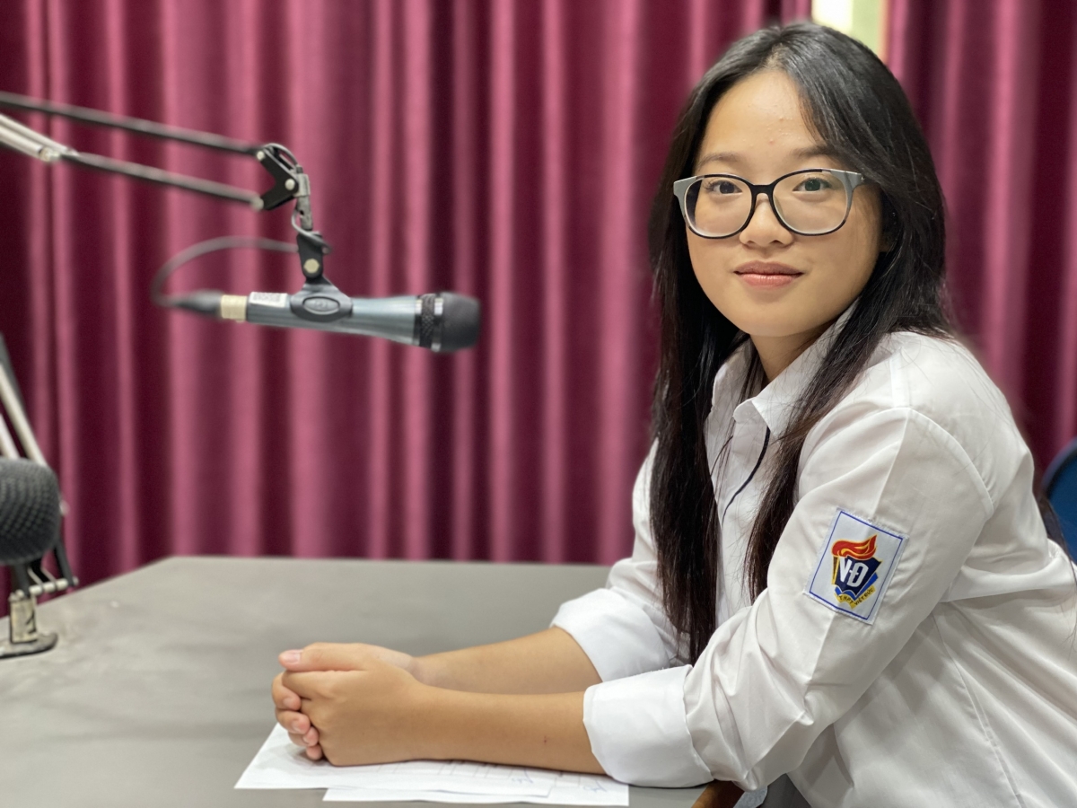 Phạm Minh Tâm, đại diện CLB nghệ thuật trường THPT Việt Đức tại phòng thu VOV2.