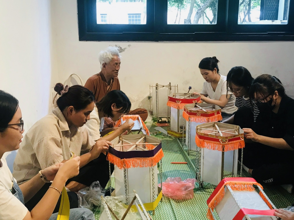Nghệ nhân Nguyễn Văn Quyền hướng dẫn làm đèn kéo quân. Ảnh: BTDTHVN
