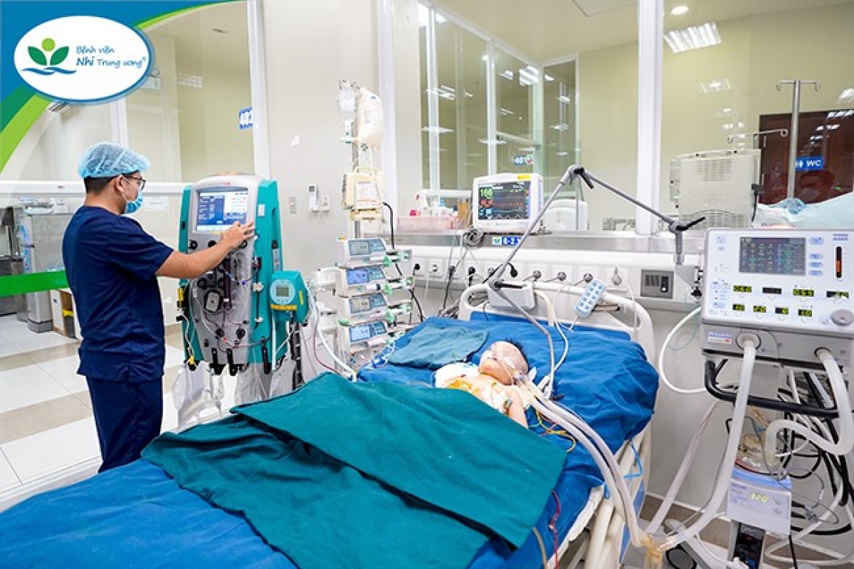 Bé N.H đang được lọc máu liên tục tại Khoa Điều trị tích cực Nội khoa