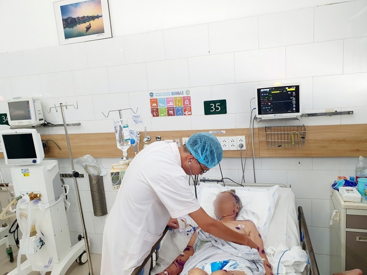 Bác sĩ của Trung tâm Chống độc đang thăm khám cho bệnh nhân bị ong đốt - Ảnh: BVCC