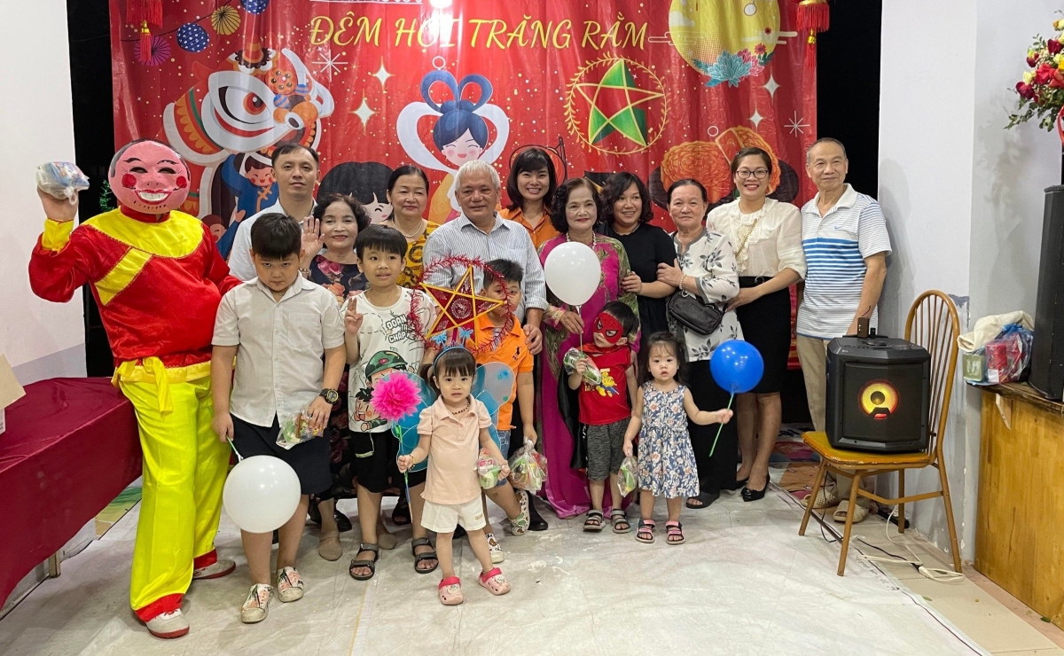 Cái Tết “trông trăng” không chỉ là niềm vui của con trẻ, mà còn là niềm hạnh phúc của người cao tuổi