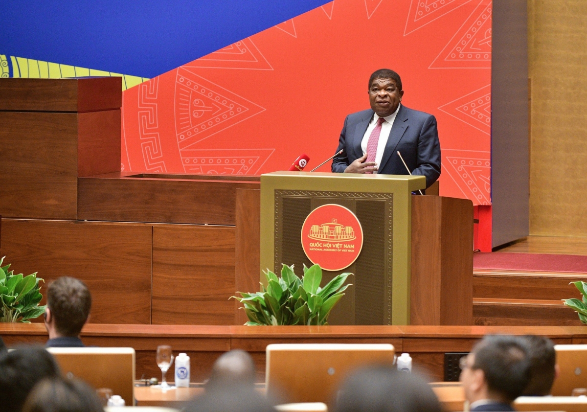Tổng Thư ký IPU Martin Chungong phát biểu tại buổi tọa đàm Tọa đàm “Tăng cường năng lực số cho thanh niên”