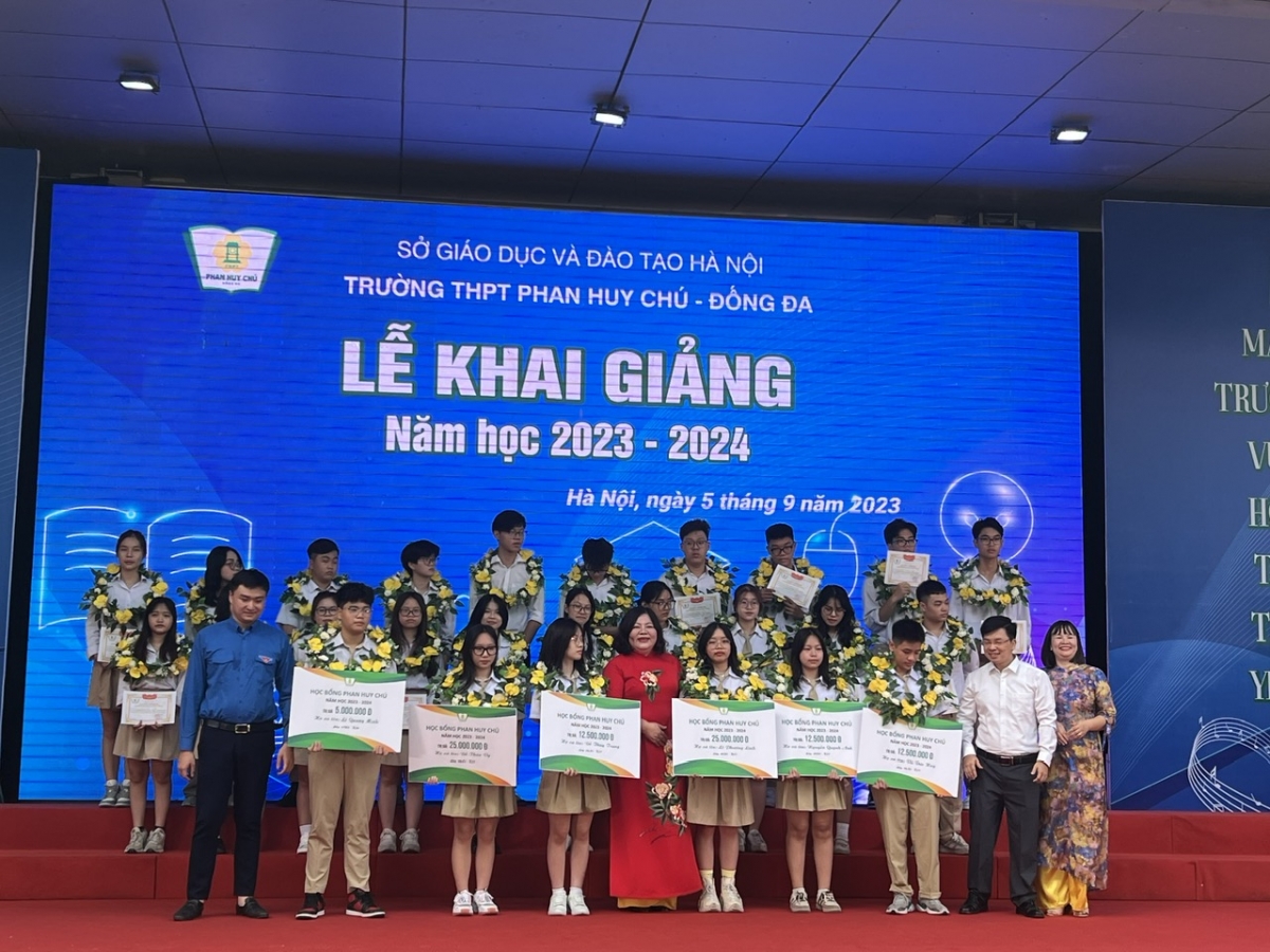 Cô hiệu trưởng Cao Thanh Nga trao học bổng cho những em học sinh có thành tích xuất sắc là " tân binh " của trường năm học 2023-2024