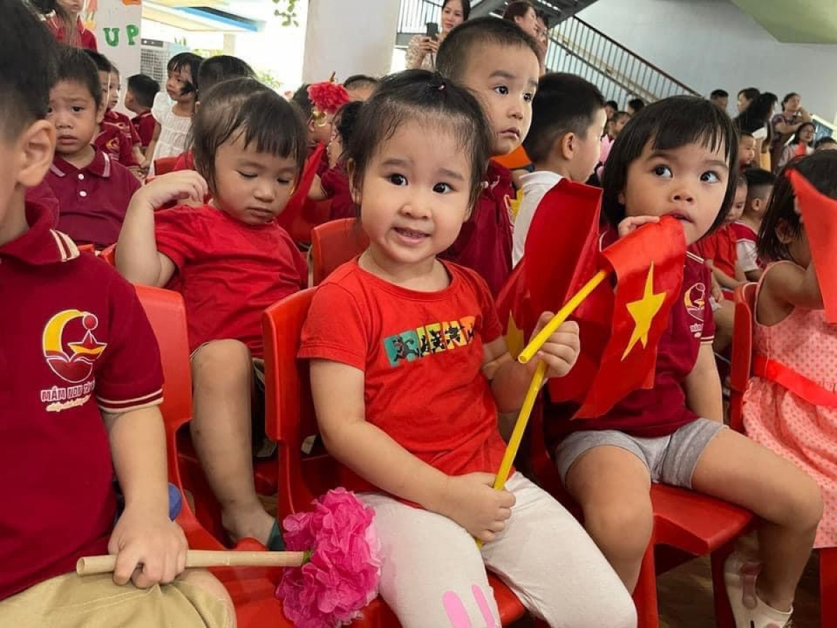 Bé Nguyễn Như Tường An và các bạn trường mầm non Tây Hồ (Hà Nội) lần đầu dự lễ khai giảng năm học 2023-2024 