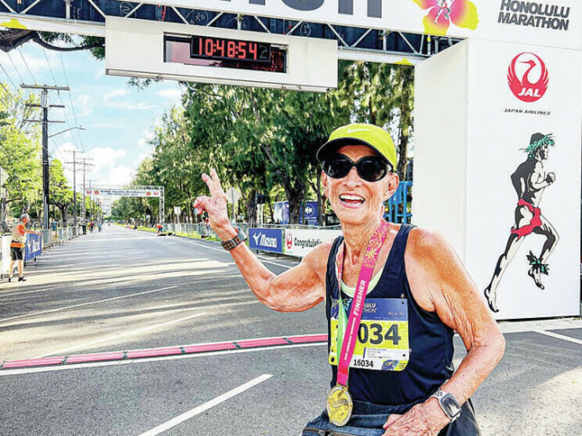 Cụ bà Mathea Allansmith tại vạch đích của một giải chạy marathon.