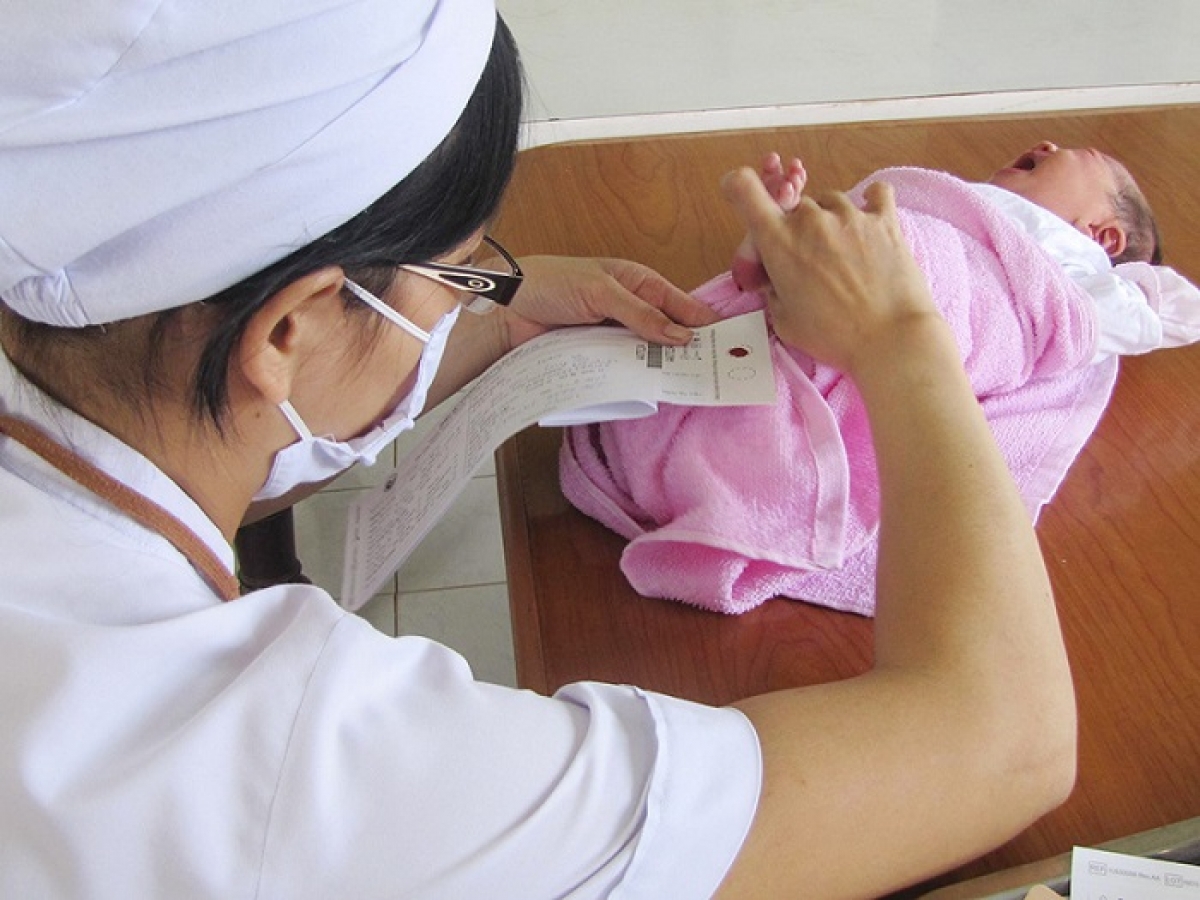 Lấy máu gót chân để sàng lọc sơ sinh cho trẻ. Ảnh minh họa