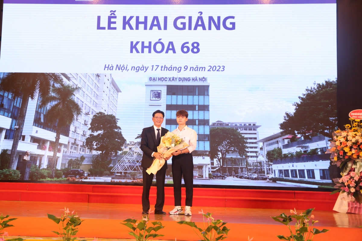 PGS.TS Phạm Duy Hòa, Bí thư Đảng ủy, Hiệu trưởng  Trường ĐH Xây dựng  Hà Nội tặng hoa chúc mừng em Nguyễn Thái Hòa thủ khoa Khoa Xây dựng Dân dụng và công nghiệp K68 